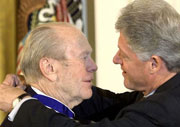 Билл Клинтон вручает медаль свободы Джеральду Форду